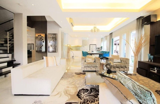 A Spacious & Luxurious 4BR House with Gazebo