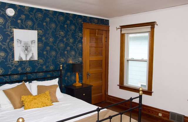 Chic and Cozy at Niagara Falls USA 5-min to the Falls in Little Italy Sleep 6