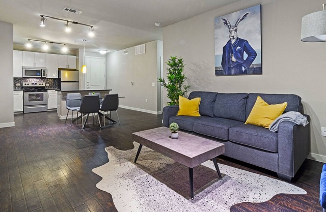 Chic Apartment in the Heart of FW | King Bed