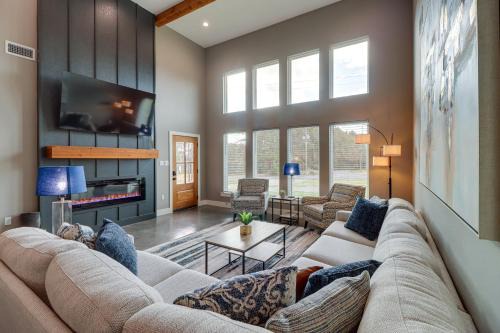 Chic Arkansas Retreat with Patio, Grill and Fire Pit!