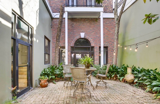NEW! Chic Baton Rouge Apt ~ 3 Miles to LSU Campus!