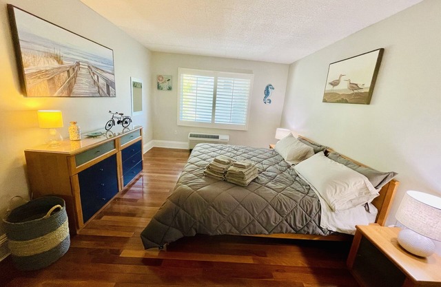 High end large 2 br/balcony, Sleeps 4, on Rehoboth Ave very walkable, 2 parkings