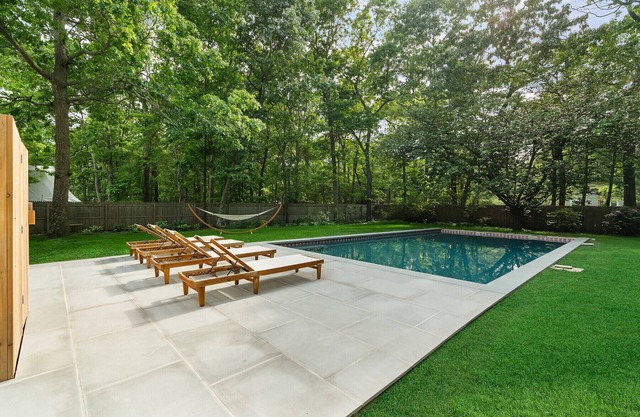 Charmantes East Hampton Escape mit 5 Schlafzimmern, Pool und privatem Zugang zum Bay Beach