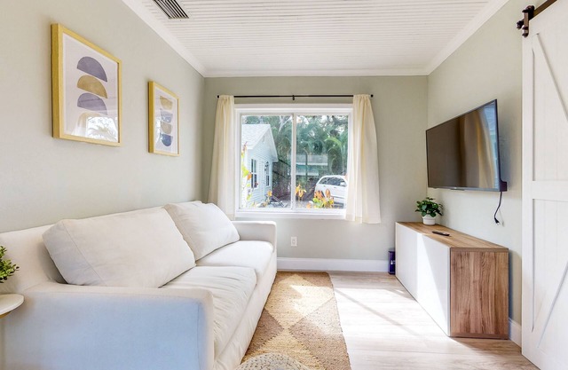 Chic bungalow in Historic District, near Los Olas & downtown - dog-friendly