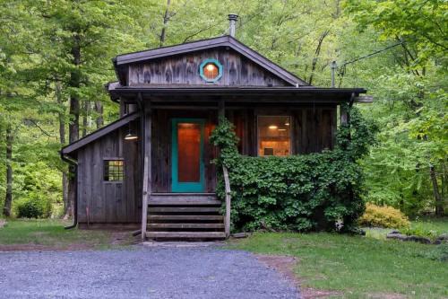 Chic Catskills Cabin with Hot Tub and Fire Pit