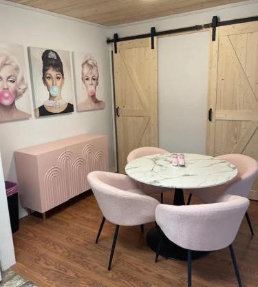 Chic Centrally Located 2BR Townhome at the Rez Sleeps 6