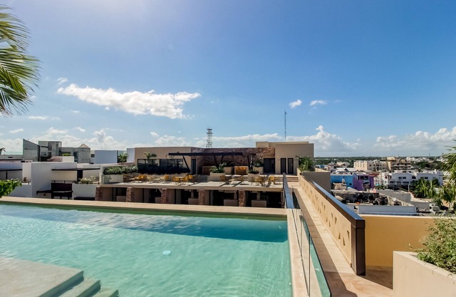 Chic Centro studio with balcony, rooftop pool, terrace, & gym
