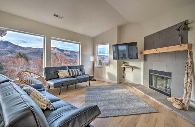 Chic Chelan Condo with Balcony, Walk to Lake and Dtwn!