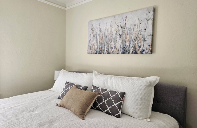 Chic & Classy 1-Bedroom House in Quiet Area. Short Walk to Downtown and Ferry.