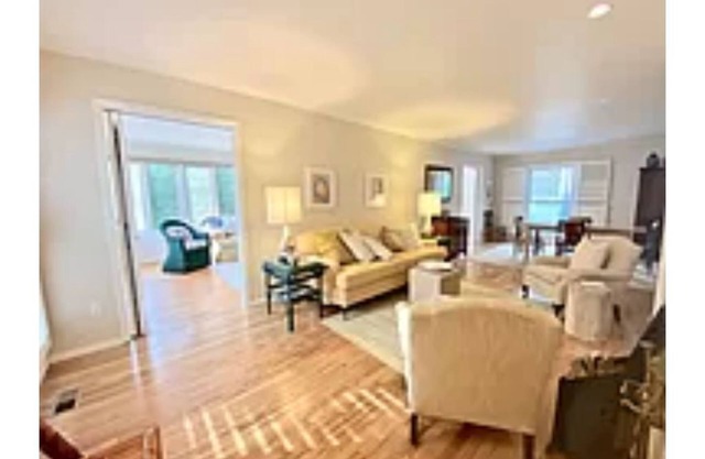 Chic, clean, comfortable Hamptons getaway in gorgeous beach town!
