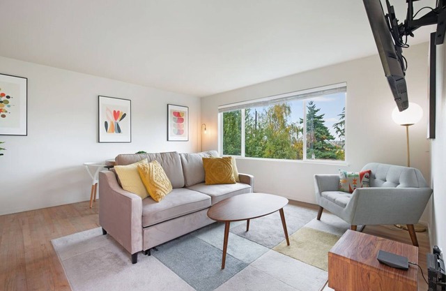 Chic + Colorful Queen Anne Apartment - 4m to DT Seattle, Free Parking - NEW
