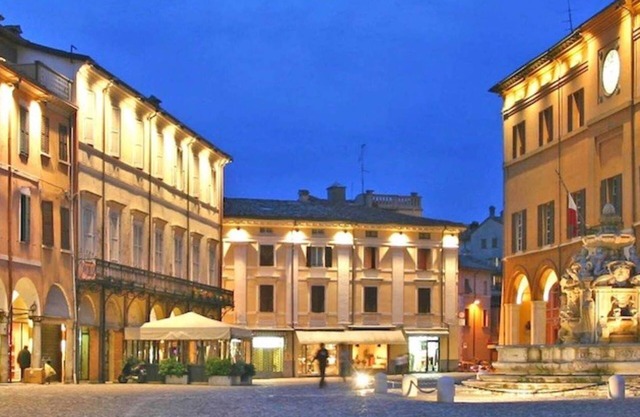 Schickes, komfortables Zuhause: 2 Schlafzimmer in der Innenstadt von Cesena. Gesamtes Stadthaus.