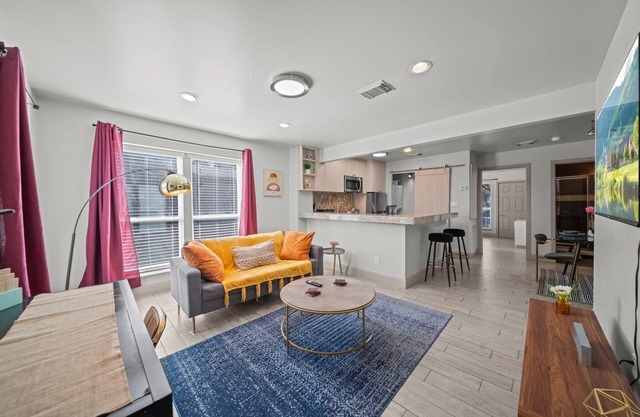 Chic Condo in Montrose-Close to everything!