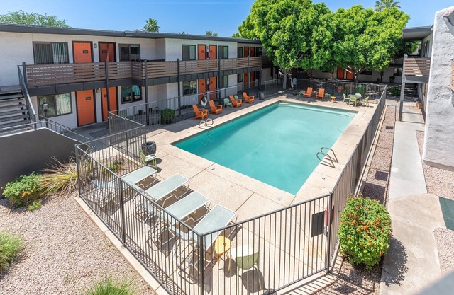 Chic Condo Near DT! Pool, Parking