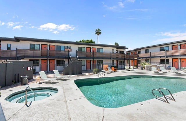 Chic Condo Near DT! Pool and Parking