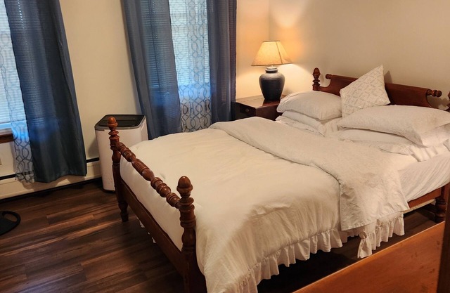 Chic corporate apartment in wonderful Pittsfield with AC, WiFi