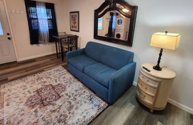 Chic Cottage Near Graceland and Airport Sleeps 4