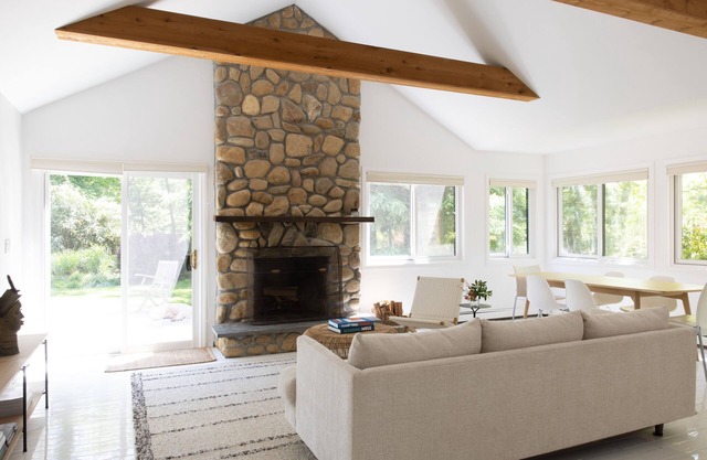 Chic cottage on lush, secluded acre 5 minute walk to the beach.