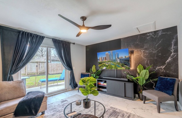 Chic & Cozy 4-BR Retreat | Downtown | TX