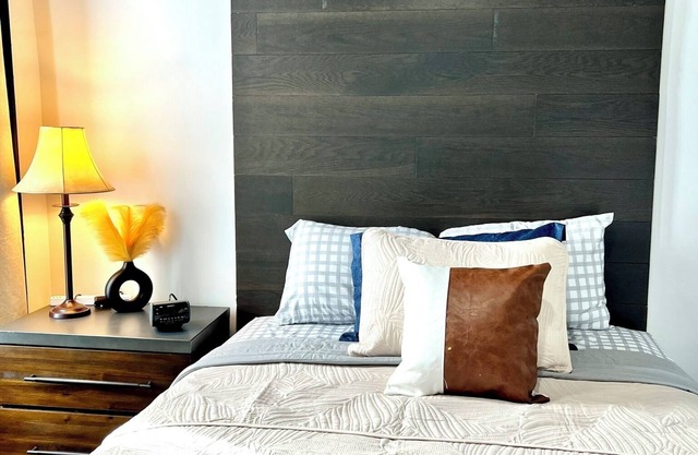 Chic & Cozy Downtown Apartment, Walk to Downtown, Restaurants, the Lake