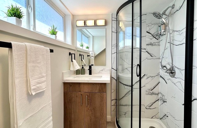 Chic, Cozy & New! Great location, Street Parking with AC