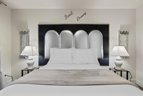 Chic & Cozy Room, Unique Design, Shared Amenities Near CofI and Lake Lowell