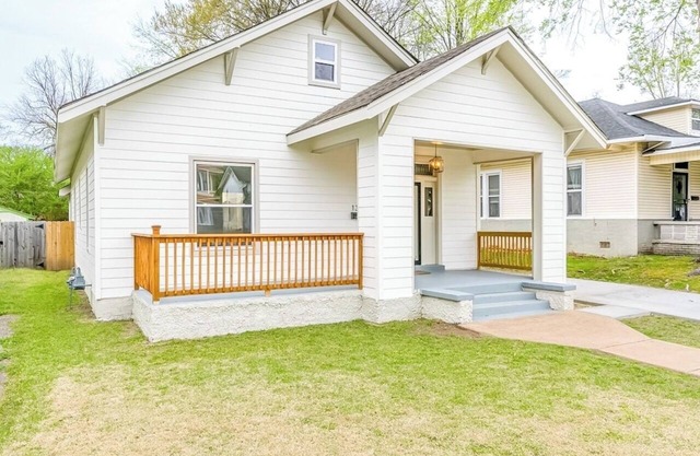 Chic Crosstown Bungalow with large fenced backyard, Summer Special is on!