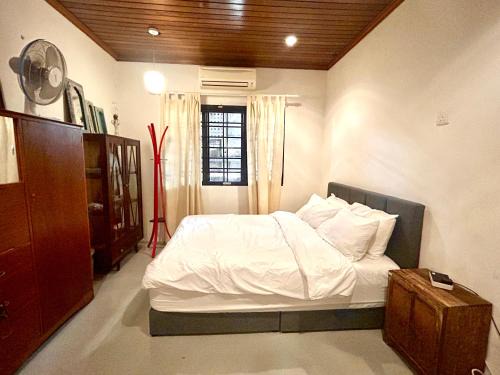 Chic Designer Room in Shared Bungalow SS1 Near LRT Petaling Jaya