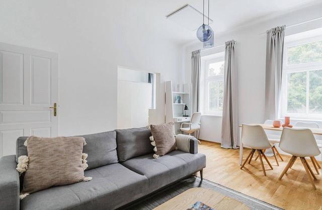 Chic Döbling 1BR, Move-In-Ready w/ Furniture, by Blueground