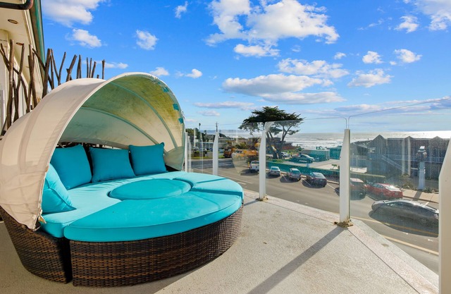 Chic, dog-friendly studio with balcony, full kitchen, & fireplace - great views