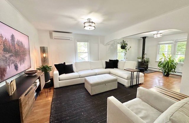 CHIC DOWNTOWN COTTAGE ★UBER WALKABLE ★HOT TUB ★PET FRIENDLY