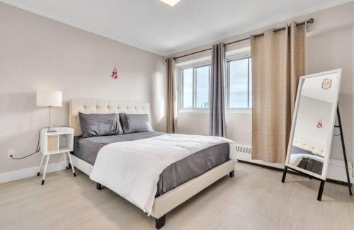 Chic Downtown Montreal Condo 2 Bed 2 Bath Free Indoor Parking