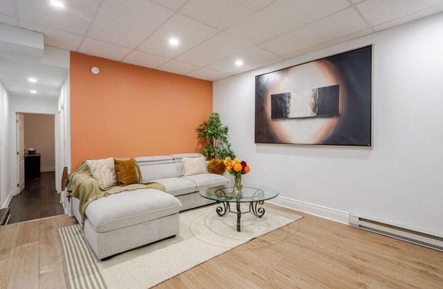 Chic DT MTL Condo w/ Rooftop, BBQ & Jacuzzi