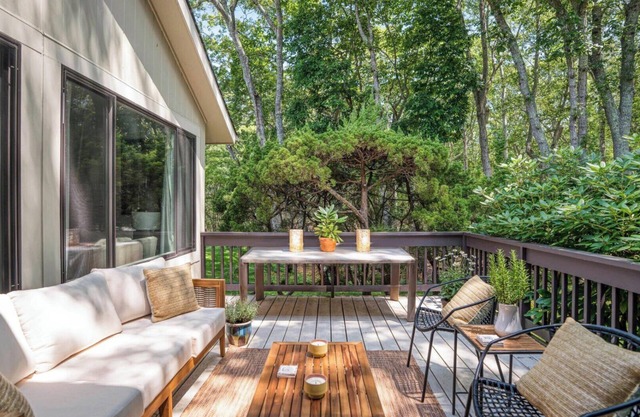 Chic East Hampton Hideaway with Deck, Community Pool & Tennis