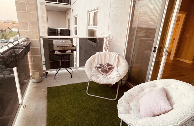 Chic Entire 2 bedroom 1 bath condo + Gym + Free parking