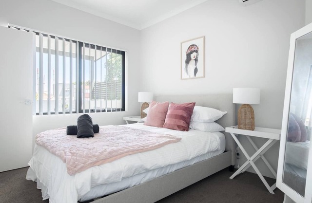 Chic Exec 2bdr 2bath -River,FREO,Parking,AC