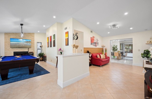 Chic Family Friendly 4 Bedroom Home with Hot Tub+Pool Table+Game Room+WiFi