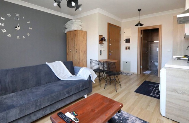 Chic Flat w Balcony, 15 min to Airport and Viaport