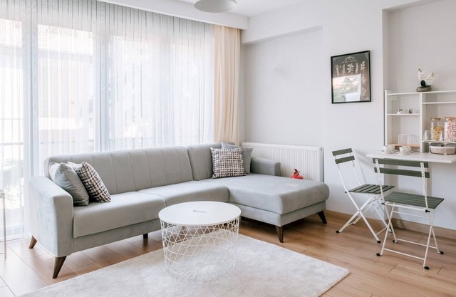 Chic Flat w Balcony 5 min to Moda Coast in Kadikoy