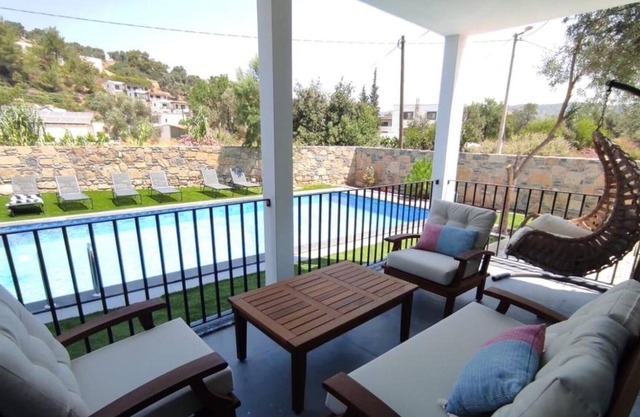 Chic Flat w Pool, Patio, Garden in Bodrum