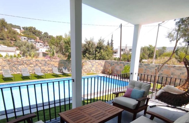 Chic Flat w Pool, Patio, Garden in Bodrum
