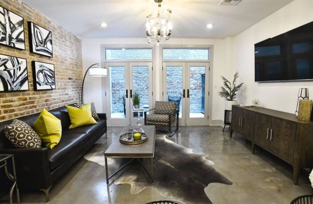 Chic Ground Floor Unit w/Patio, Walk to French Quarter + Superdome