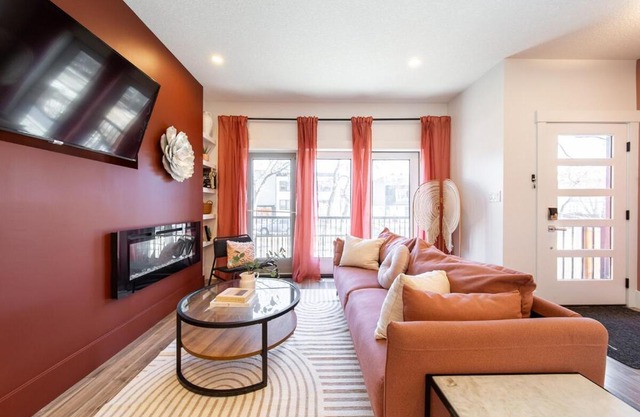 Chic Hideaway-King Bed-Fireplace-DT-WEM-Garage