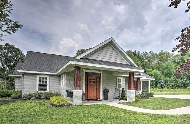 Chic Hideaway w/ Fire Pit < 2 Miles to Beach!