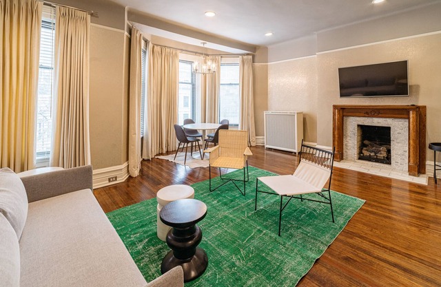 Chic & Historic Apartment Steps from Mag Mile