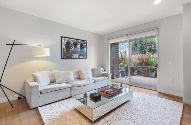 Chic Hollywood Modern Loft -12 Ft Ceilings