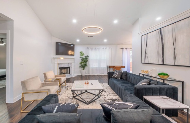 Chic Home Minutes From DownTown Lawrenceville