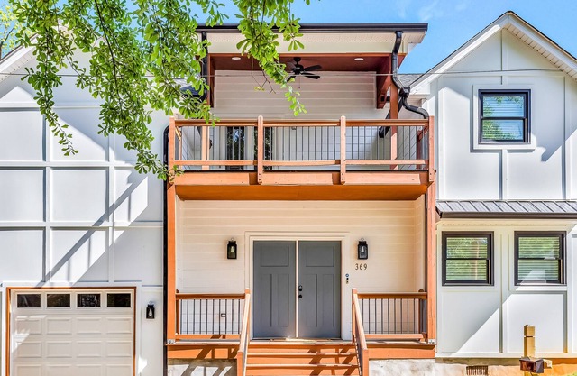 Chic home with central AC, balcony, washer/dryer & study- dog-friendly