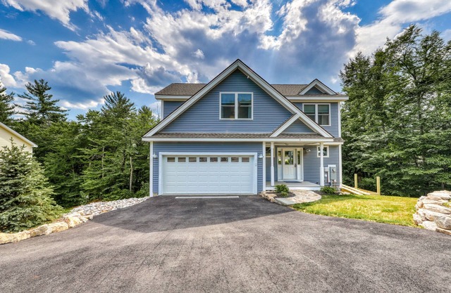 Chic home with game room, fireplace & mountain view - near Story Land & skiing