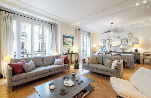 Chic in Neuilly, by Veeve